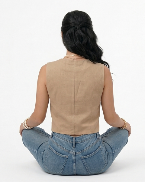 Chaleco caqui tipo sastre sin mangas con escote en V y botones decorativos, ideal para oficina y salidas casuales elegantes