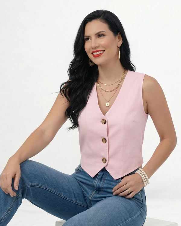 Chaleco rosado tipo sastre sin mangas con escote en V y botones decorativos, femenino y moderno para salidas y planes casuales