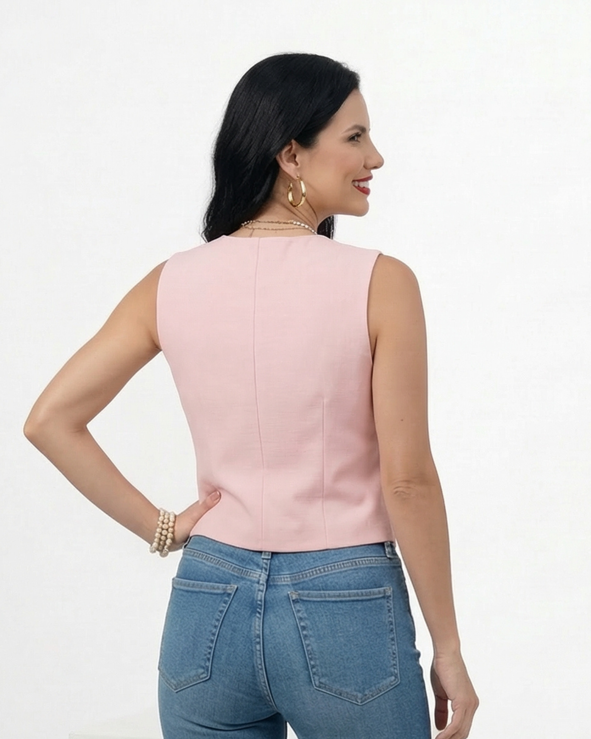 Chaleco rosado tipo sastre sin mangas con escote en V y botones decorativos, femenino y moderno para salidas y planes casuales