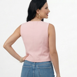 Chaleco rosado tipo sastre sin mangas con escote en V y botones decorativos, femenino y moderno para salidas y planes casuales