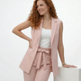 Conjunto rosado de chaleco tipo blazer sin mangas con solapas y pantalón palazzo con lazo en cintura, femenino y sofisticado para eventos, matrimonios y salidas elegantes