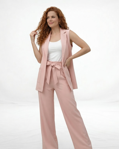 Conjunto rosado de chaleco tipo blazer sin mangas con solapas y pantalón palazzo con lazo en cintura, femenino y sofisticado para eventos, matrimonios y salidas elegantes