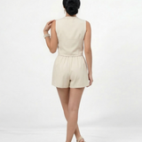 Conjunto beige chaleco cuello en V con botones y short plisado con bolsillos, sofisticado y versátil para salidas elegantes, reuniones y eventos casuales en Colombia