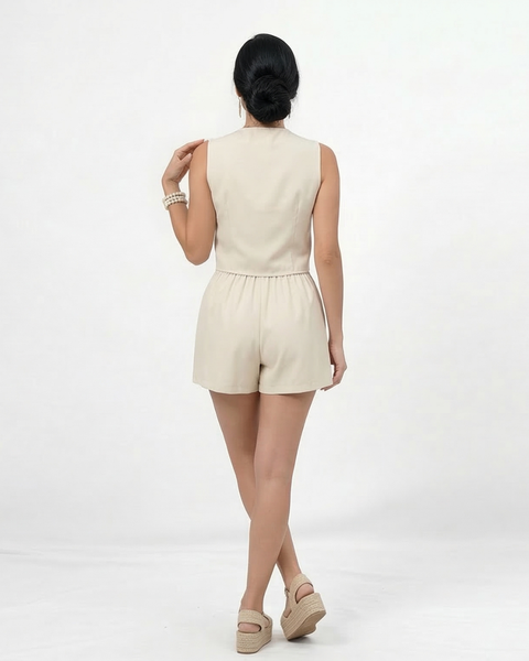 Conjunto beige chaleco cuello en V con botones y short plisado con bolsillos, sofisticado y versátil para salidas elegantes, reuniones y eventos casuales en Colombia