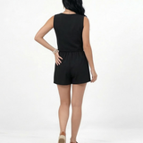 Conjunto negro chaleco cuello en V con botones y short plisado con bolsillos, elegante y moderno para salidas, reuniones y planes casuales chic en Colombia