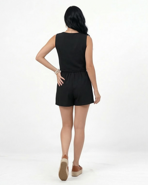 Conjunto negro chaleco cuello en V con botones y short plisado con bolsillos, elegante y moderno para salidas, reuniones y planes casuales chic en Colombia