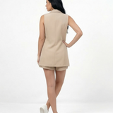 Conjunto beige chaleco largo con solapas y bolsillos y short cintura alta con lazo frontal, elegante y casual chic para salidas, reuniones y almuerzos en Colombia