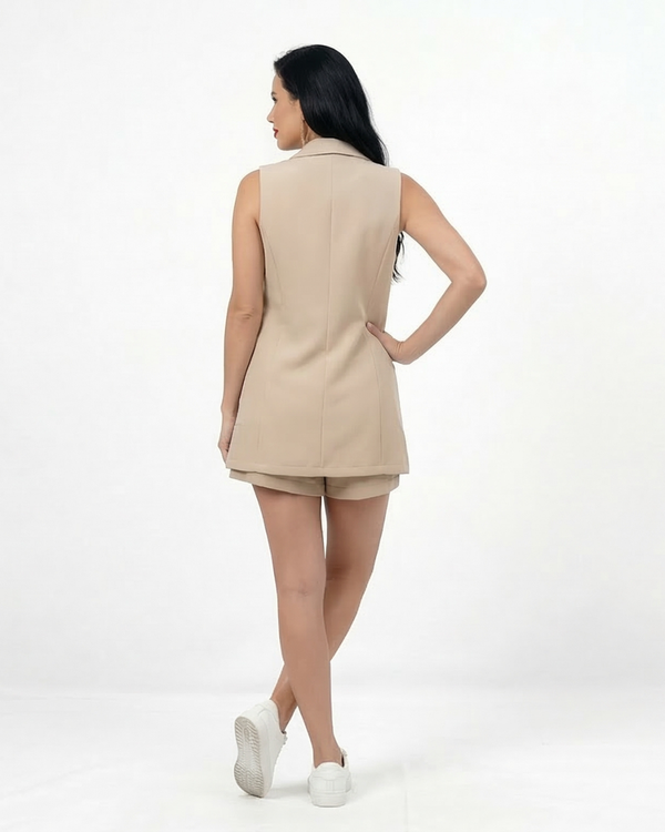 Conjunto beige chaleco largo con solapas y bolsillos y short cintura alta con lazo frontal, elegante y casual chic para salidas, reuniones y almuerzos en Colombia