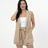 Conjunto beige chaleco largo con solapas y bolsillos y short cintura alta con lazo frontal, elegante y casual chic para salidas, reuniones y almuerzos en Colombia