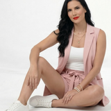 Conjunto rosado chaleco largo con solapas y bolsillos y short cintura alta con lazo frontal, femenino y moderno para salidas elegantes y reuniones en Colombia