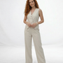 Conjunto de chaleco beige con escote en V cruzado y botones más pantalón palazzo de tiro alto, elegante y moderno para reuniones, eventos y salidas formales
