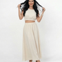 Conjunto beige crop top sin mangas cuello redondo y falda larga acampanada cintura elástica, femenino y elegante para matrimonios de día y salidas especiales en Colombia