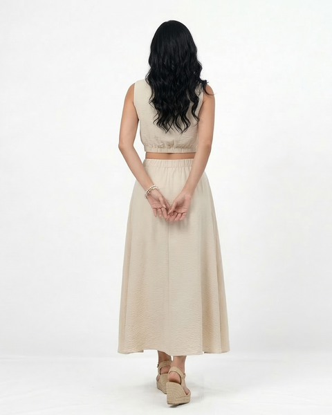 Conjunto beige crop top sin mangas cuello redondo y falda larga acampanada cintura elástica, femenino y elegante para matrimonios de día y salidas especiales en Colombia