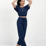 Conjunto azul marino crop top manga corta cuello redondo con cintura elástica y pantalón ancho con cordón, cómodo y chic para fiestas y salidas elegantes en Colombia
