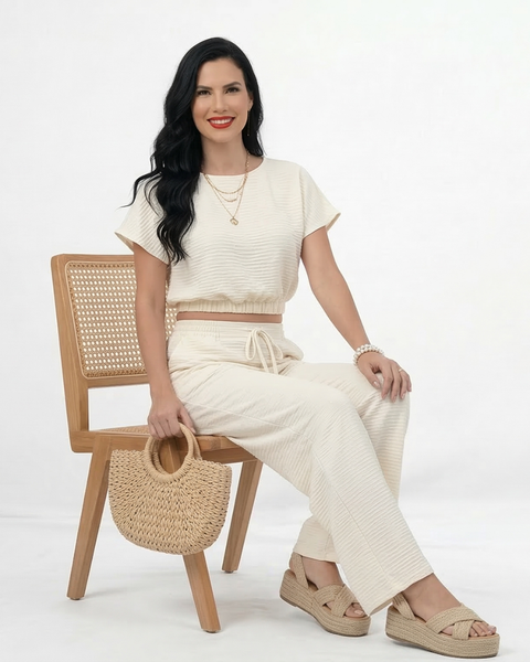 Conjunto blanco crop top manga corta cuello redondo con cintura elástica y pantalón ancho con cordón, femenino y versátil para salidas elegantes y matrimonios en Colombia