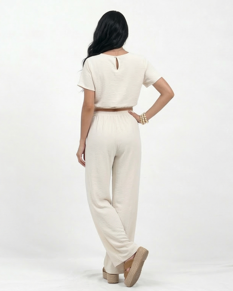 Conjunto blanco crop top manga corta cuello redondo con cintura elástica y pantalón ancho con cordón, femenino y versátil para salidas elegantes y matrimonios en Colombia