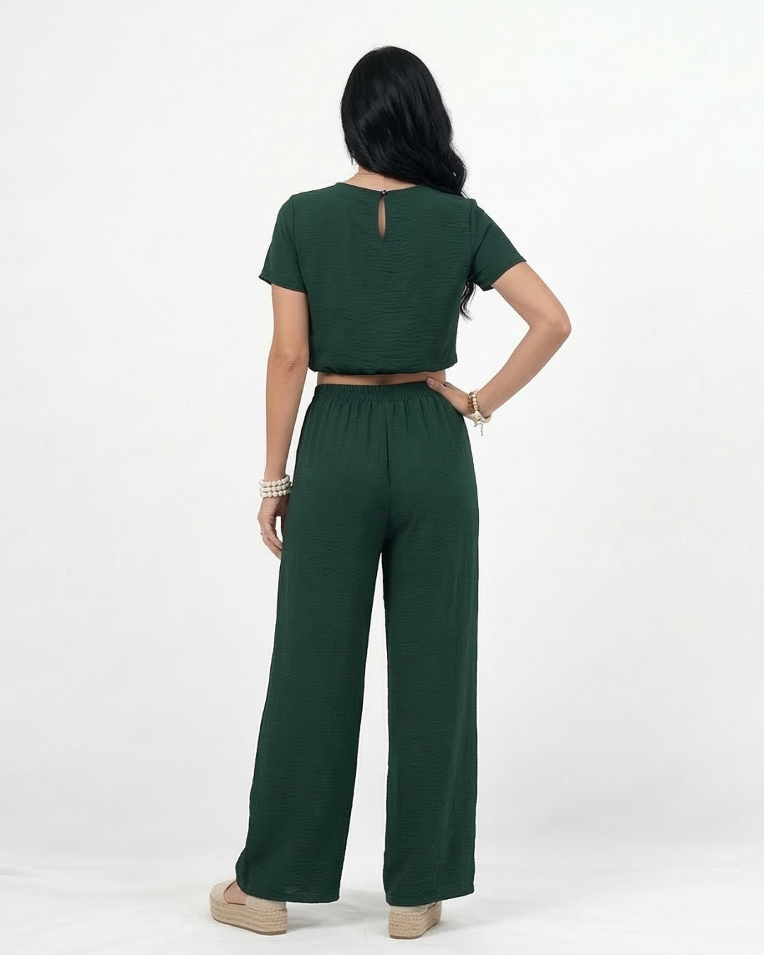 Conjunto verde crop top manga corta cuello redondo con cintura elástica y pantalón ancho con cordón, fresco y moderno para salidas y reuniones en Colombia