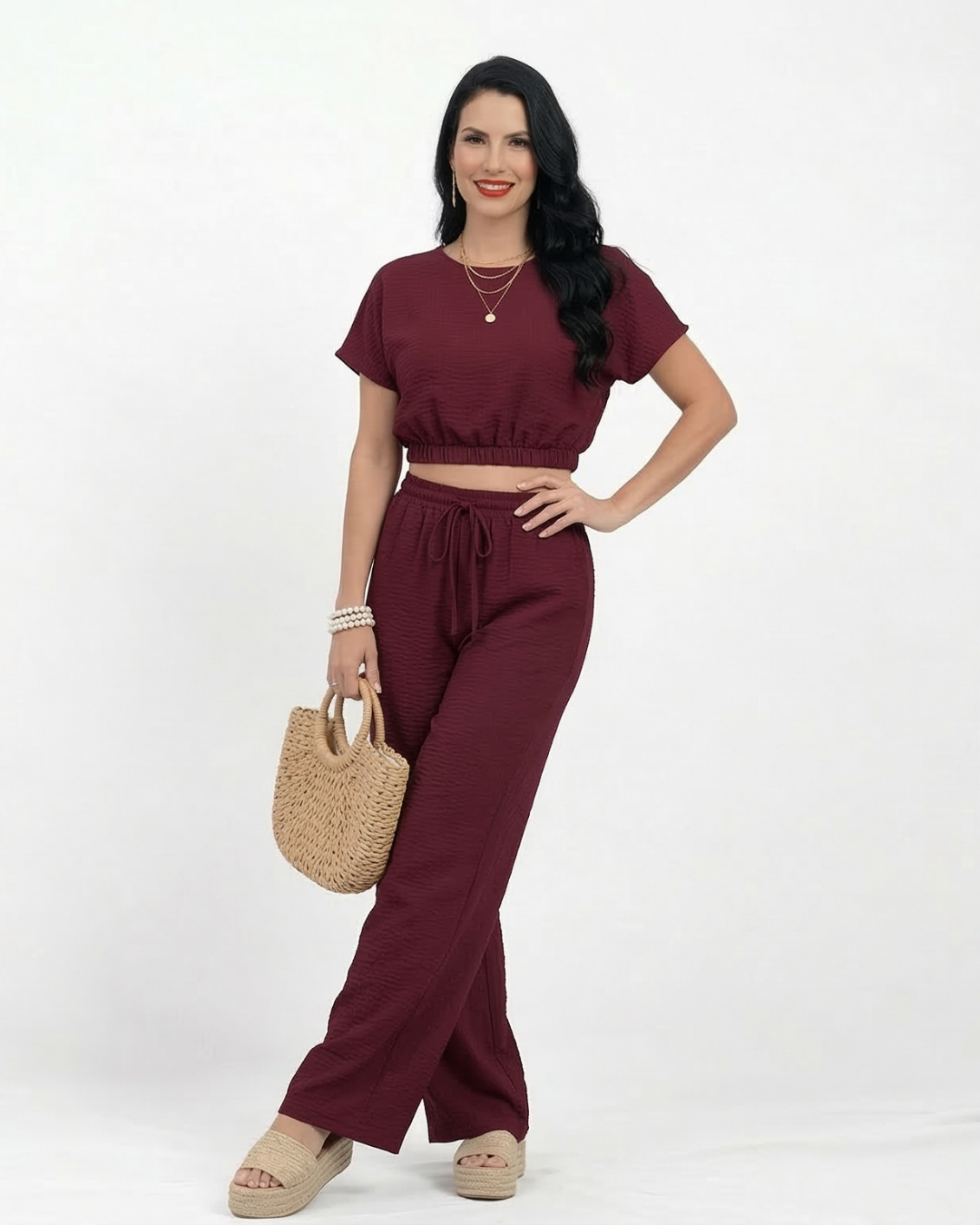 Conjunto vino crop top manga corta cuello redondo con cintura elástica y pantalón ancho con cordón, cómodo y elegante para fiestas y salidas en Colombia
