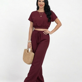 Conjunto vino crop top manga corta cuello redondo con cintura elástica y pantalón ancho con cordón, cómodo y elegante para fiestas y salidas en Colombia