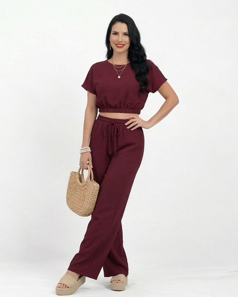 Conjunto vino crop top manga corta cuello redondo con cintura elástica y pantalón ancho con cordón, cómodo y elegante para fiestas y salidas en Colombia