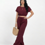 Conjunto vino crop top manga corta cuello redondo con cintura elástica y pantalón ancho con cordón, cómodo y elegante para fiestas y salidas en Colombia