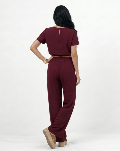Conjunto vino crop top manga corta cuello redondo con cintura elástica y pantalón ancho con cordón, cómodo y elegante para fiestas y salidas en Colombia