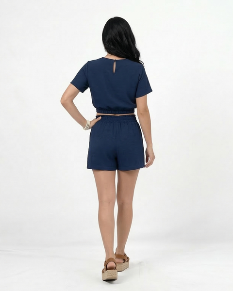 Conjunto azul marino crop top manga corta cuello redondo con cintura elástica y short cintura alta con bolsillos, fresco y casual para salidas de día en Colombia