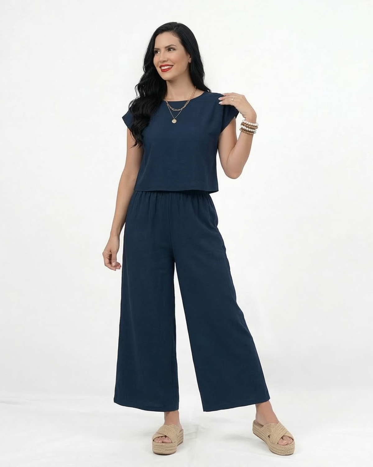 Conjunto azul marino crop top con manga tipo volante y pantalón ancho de pierna recta con cintura elástica, cómodo y casual chic para salidas y fiestas en Colombia