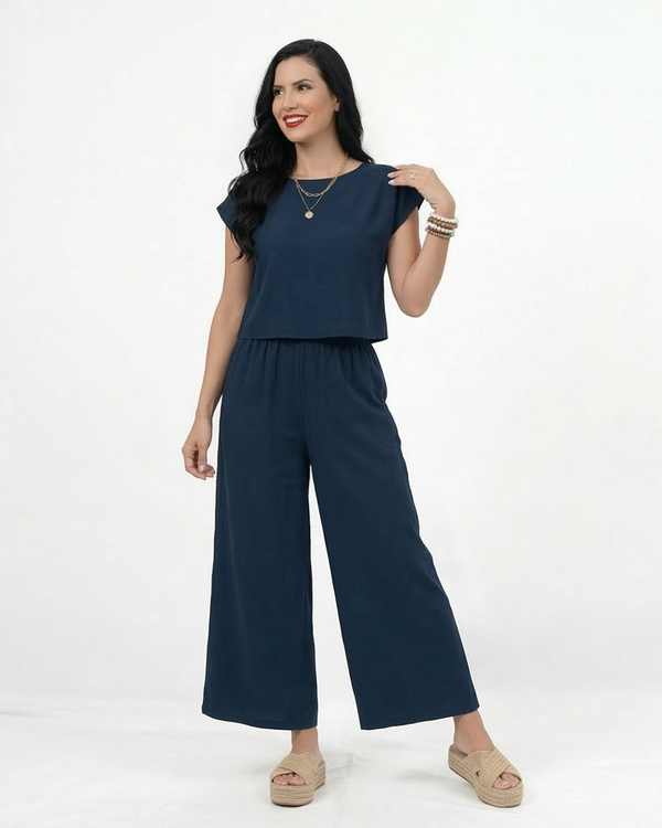 Conjunto azul marino crop top con manga tipo volante y pantalón ancho de pierna recta con cintura elástica, cómodo y casual chic para salidas y fiestas en Colombia