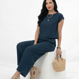 Conjunto azul marino crop top con manga tipo volante y pantalón ancho de pierna recta con cintura elástica, cómodo y casual chic para salidas y fiestas en Colombia