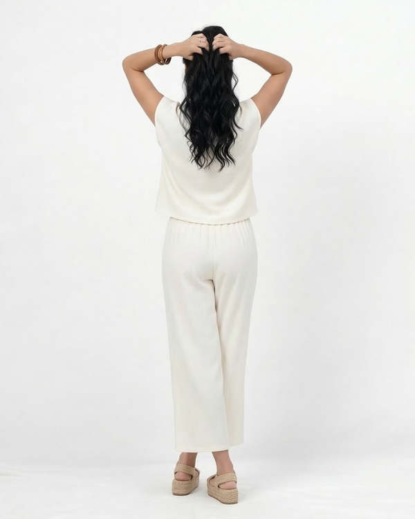 Conjunto blanco crop top con manga tipo volante y pantalón ancho pierna recta con cintura elástica en lino, fresco y femenino para salidas casuales y fincas en Colombia