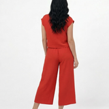 Conjunto rojo crop top con manga tipo volante y pantalón ancho pierna recta con cintura elástica, llamativo y cómodo para salidas, fiestas y eventos en Colombia