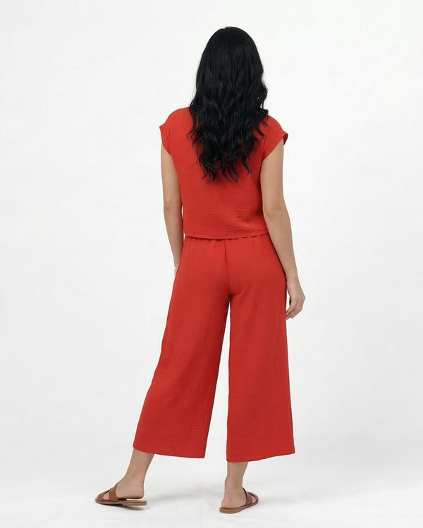 Conjunto rojo crop top con manga tipo volante y pantalón ancho pierna recta con cintura elástica, llamativo y cómodo para salidas, fiestas y eventos en Colombia