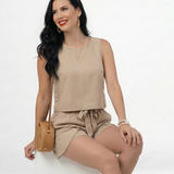Conjunto café top sin mangas con botones laterales y short cintura alta con lazo frontal, cómodo y casual elegante para salidas de día y reuniones en Colombia