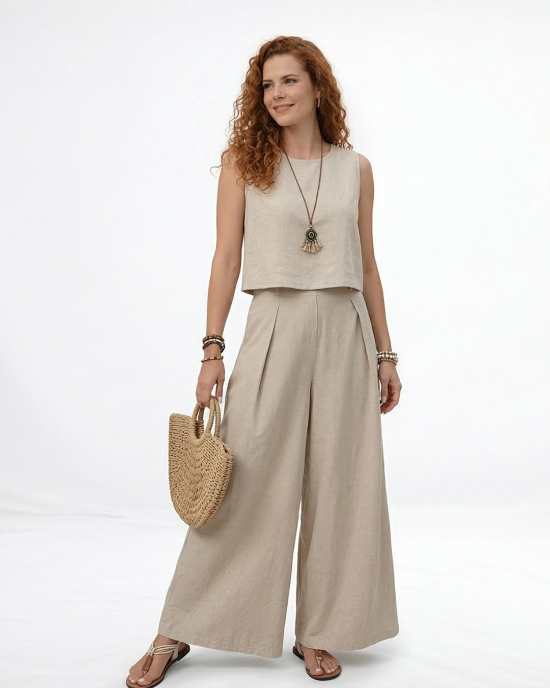 Conjunto beige de top cropped sin mangas con cuello redondo y pantalón palazzo de tiro alto con pinzas, fresco y elegante para salidas casuales y eventos