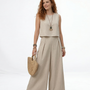 Conjunto beige de top cropped sin mangas con cuello redondo y pantalón palazzo de tiro alto con pinzas, fresco y elegante para salidas casuales y eventos