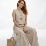 Conjunto beige de top cropped sin mangas con cuello redondo y pantalón palazzo de tiro alto con pinzas, fresco y elegante para salidas casuales y eventos