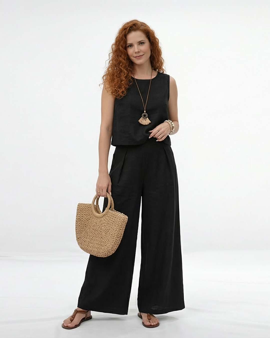 Conjunto negro de top cropped sin mangas con cuello redondo y pantalón palazzo de tiro alto con pinzas, sofisticado y versátil para eventos, reuniones y salidas de noche