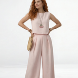 Conjunto rosado de top cropped sin mangas con cuello redondo y pantalón palazzo de tiro alto con pinzas, femenino y moderno para salidas elegantes y eventos especiales