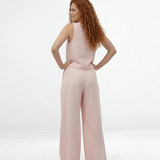 Conjunto rosado de top cropped sin mangas con cuello redondo y pantalón palazzo de tiro alto con pinzas, femenino y moderno para salidas elegantes y eventos especiales