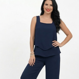 Conjunto azul marino top sin mangas cuello cuadrado con doble capa y pantalón ancho pierna recta, elegante para fiestas, grados y salidas especiales en Colombia