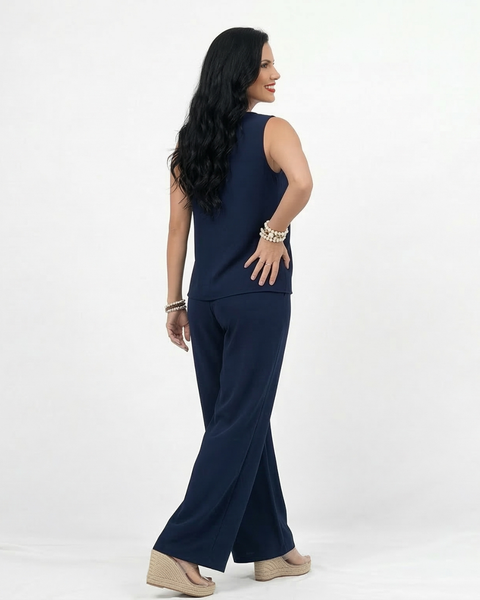 Conjunto azul marino top sin mangas cuello cuadrado con doble capa y pantalón ancho pierna recta, elegante para fiestas, grados y salidas especiales en Colombia