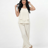 Conjunto blanco top sin mangas cuello cuadrado con doble capa y pantalón ancho pierna recta, femenino y elegante para matrimonios de día y salidas especiales en Colombia