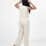 Conjunto blanco top sin mangas cuello cuadrado con doble capa y pantalón ancho pierna recta, femenino y elegante para matrimonios de día y salidas especiales en Colombia