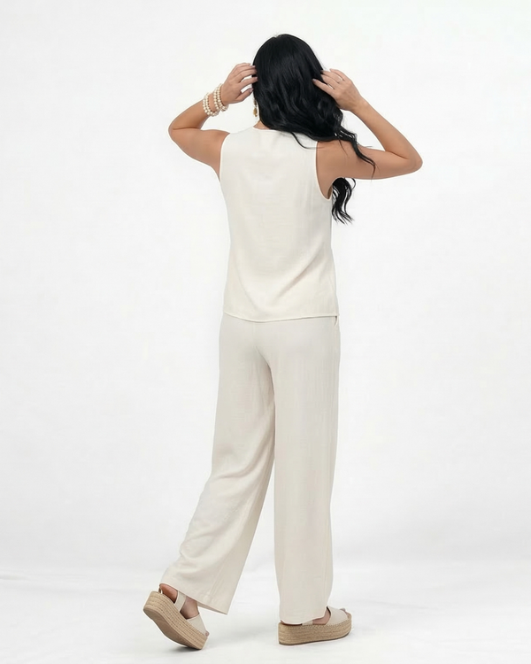 Conjunto blanco top sin mangas cuello cuadrado con doble capa y pantalón ancho pierna recta, femenino y elegante para matrimonios de día y salidas especiales en Colombia