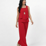Conjunto rojo top sin mangas cuello cuadrado con doble capa y pantalón ancho pierna recta, llamativo y elegante para fiestas, matrimonios y eventos especiales en Colombia