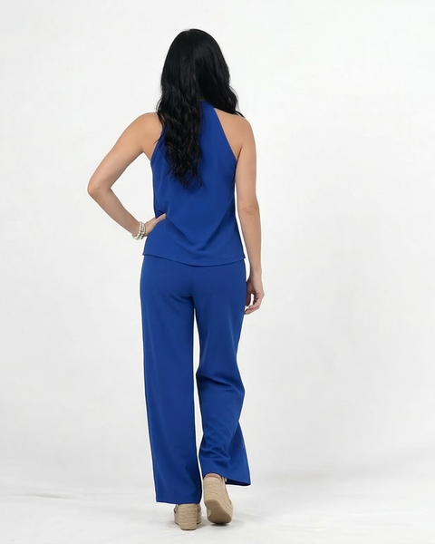 Conjunto azul top halter cuello cruzado sin mangas y pantalón ancho pierna recta, llamativo y elegante para fiestas, grados y salidas especiales en Colombia