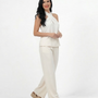 Conjunto marfil top halter cuello cruzado sin mangas y pantalón ancho pierna recta, femenino y elegante para matrimonios de día y salidas especiales en Colombia