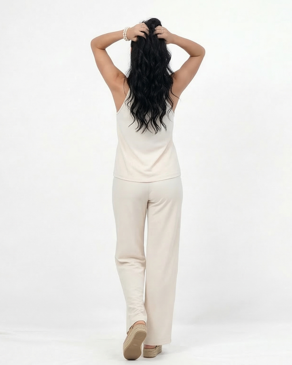 Conjunto marfil top halter cuello cruzado sin mangas y pantalón ancho pierna recta, femenino y elegante para matrimonios de día y salidas especiales en Colombia