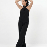 Conjunto negro top halter cuello cruzado sin mangas y pantalón ancho pierna recta, elegante y sensual para fiestas, matrimonios y salidas de noche en Colombia